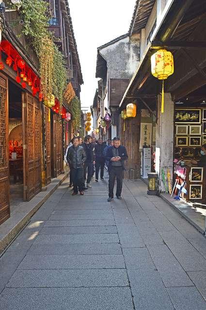 云南水昭高速路段发生山体滑坡，致1人受伤